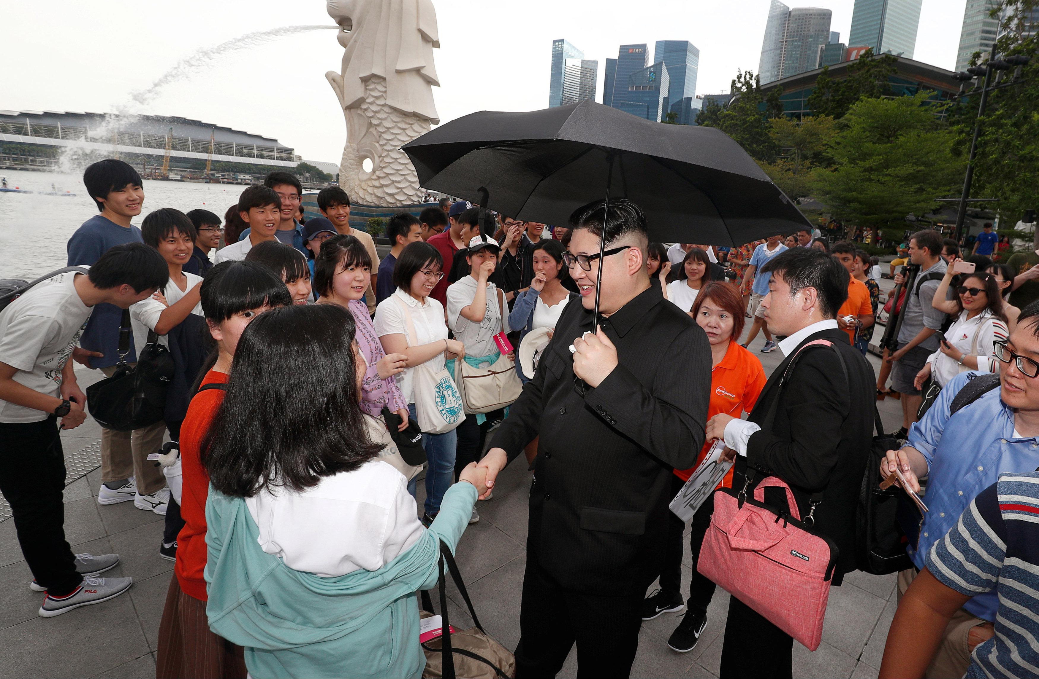 (FOTO) ŠOK NA ULICAMA SINGAPURA: Kim Džong Un šetao i pozirao za selfije?!
